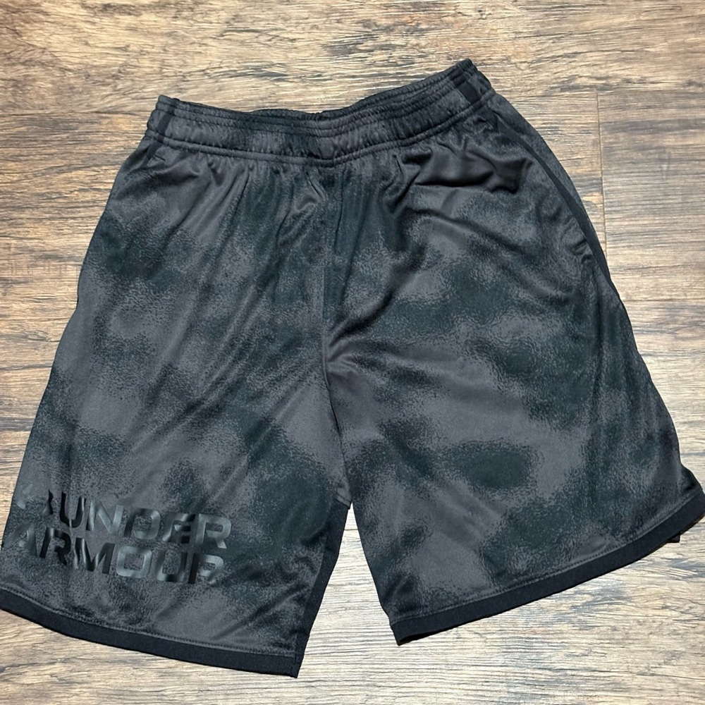 Boys Large Under Armour Black Athletic Shorts with Moisture-Wicking Fabric